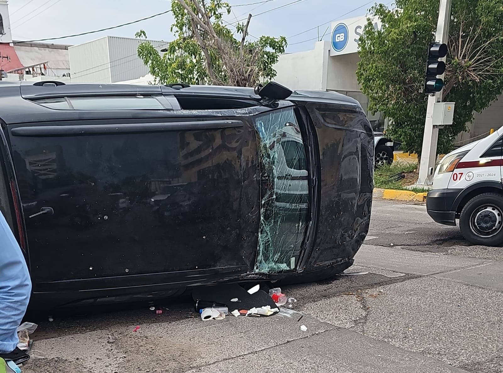 Choque con volcadura en el sector Centro de Los Mochis, Sin.