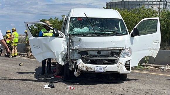 Hombre queda prensado y dos mujeres resultan lesionadas tras choque múltiple en la México 15, en Guasave, Sinaloa