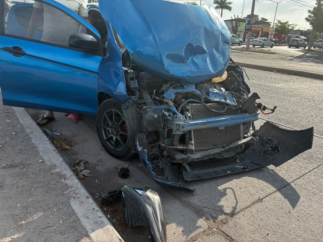 Choque con volcadura en Los Mochis, Sinaloa