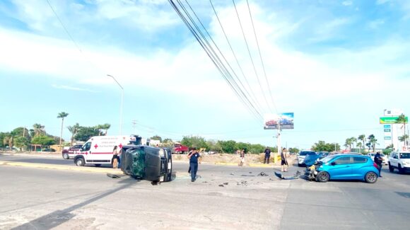 Volcadura deja a tres de personas lesionadas en Centenario y Zacatecas, al poniente de Los Mochis, Sinaloa