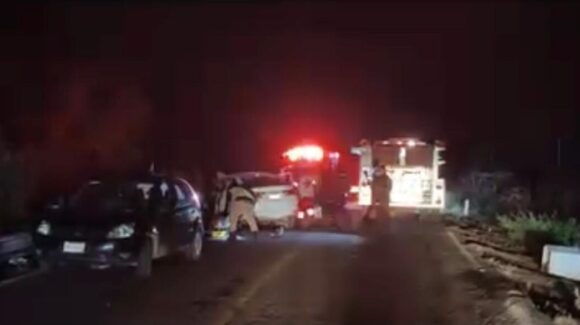Conductor resulta gravemente herido tras choque entre automóvil y tráiler en la carretera México 15, en El Rosario, Sinaloa