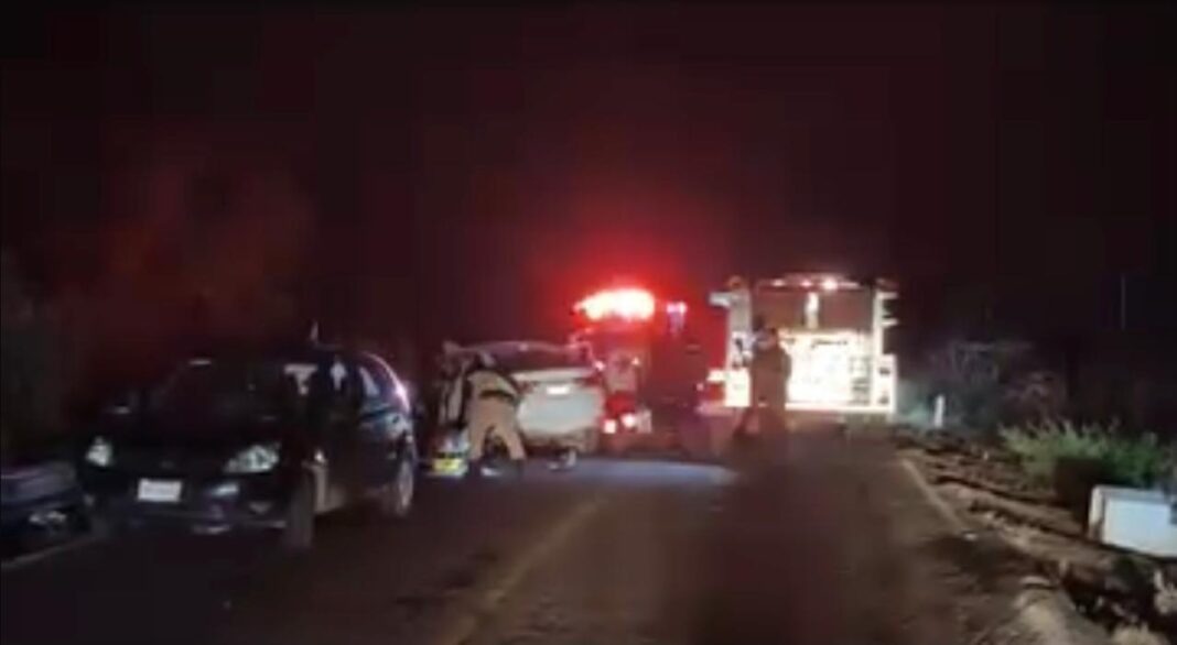 Choque entre tráiler y automóvil en la México 15, en El Rosario, Sin.