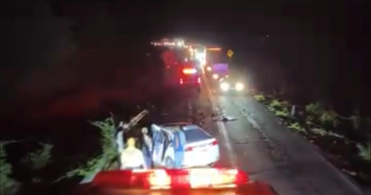 Choque entre tráiler y automóvil en la México 15, en El Rosario, Sin.