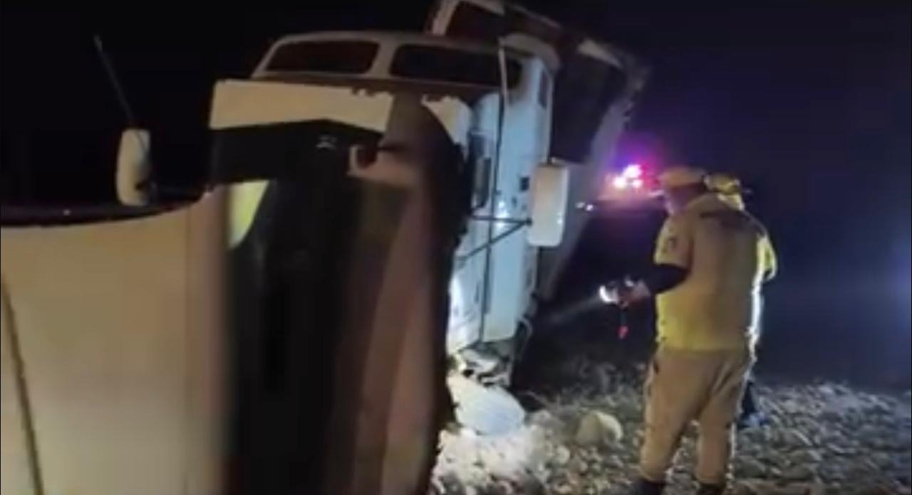 Choque entre tráiler y automóvil en la México 15, en El Rosario, Sin.