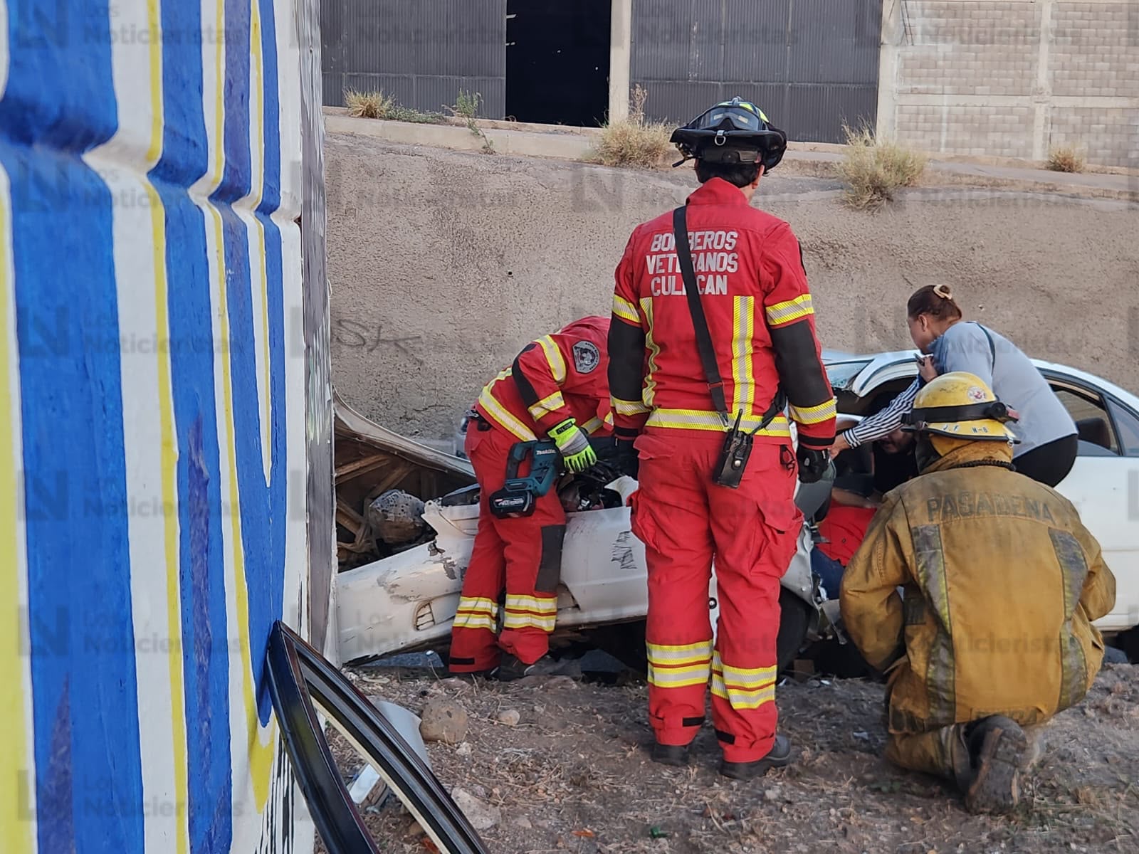 Bomberos rescatando a mujer prensada en vehículo