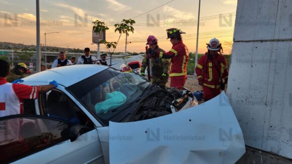 Mujer choca contra barda y queda prensada dentro de su vehículo en el sector El Ranchito de Culiacán, Sinaloa