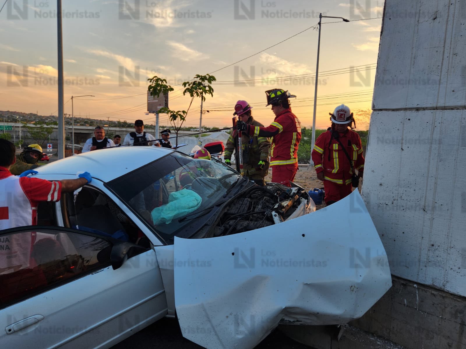 Bomberos rescatando a mujer prensada en vehículo