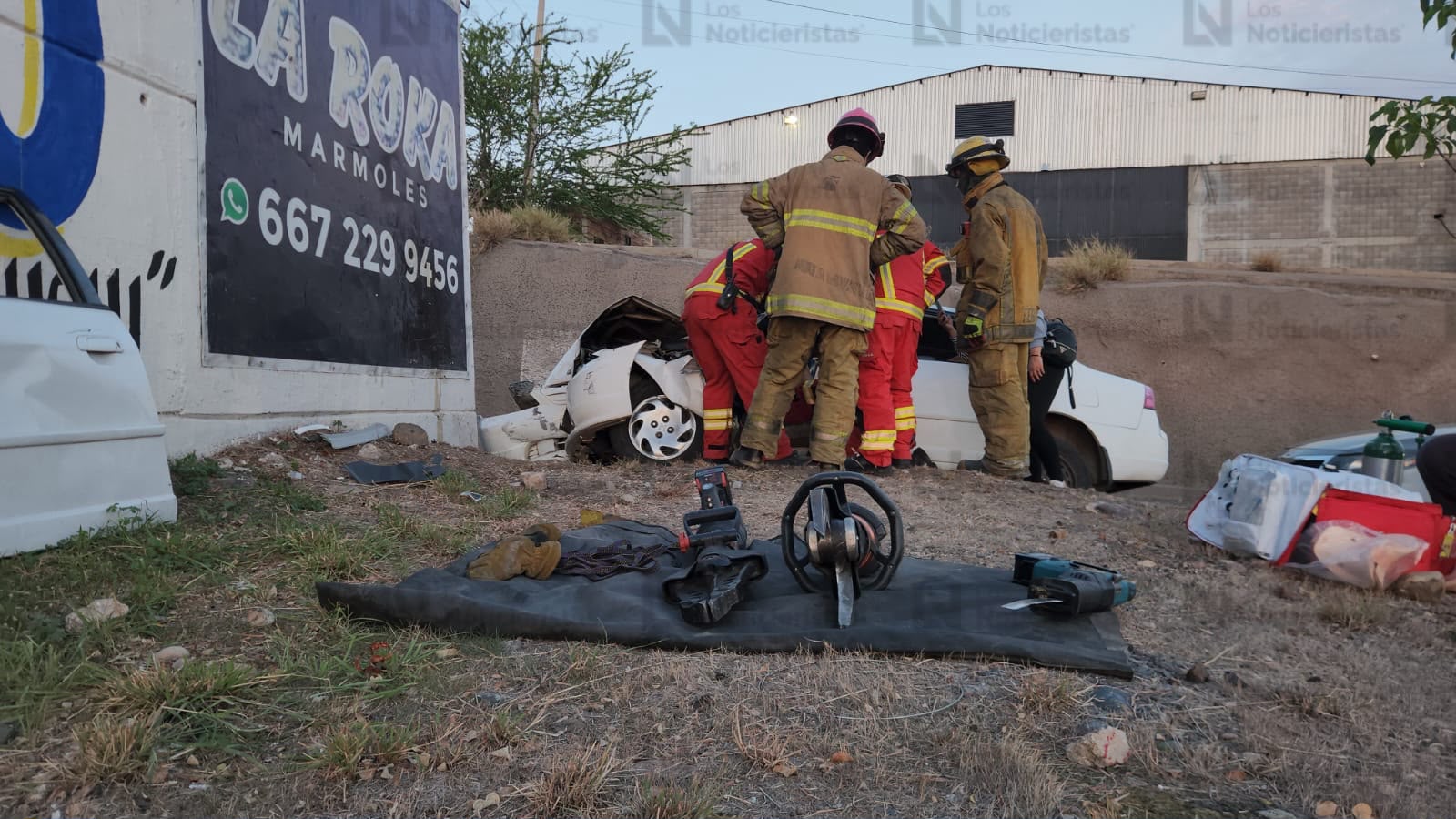 Bomberos rescatando a mujer prensada en vehículo