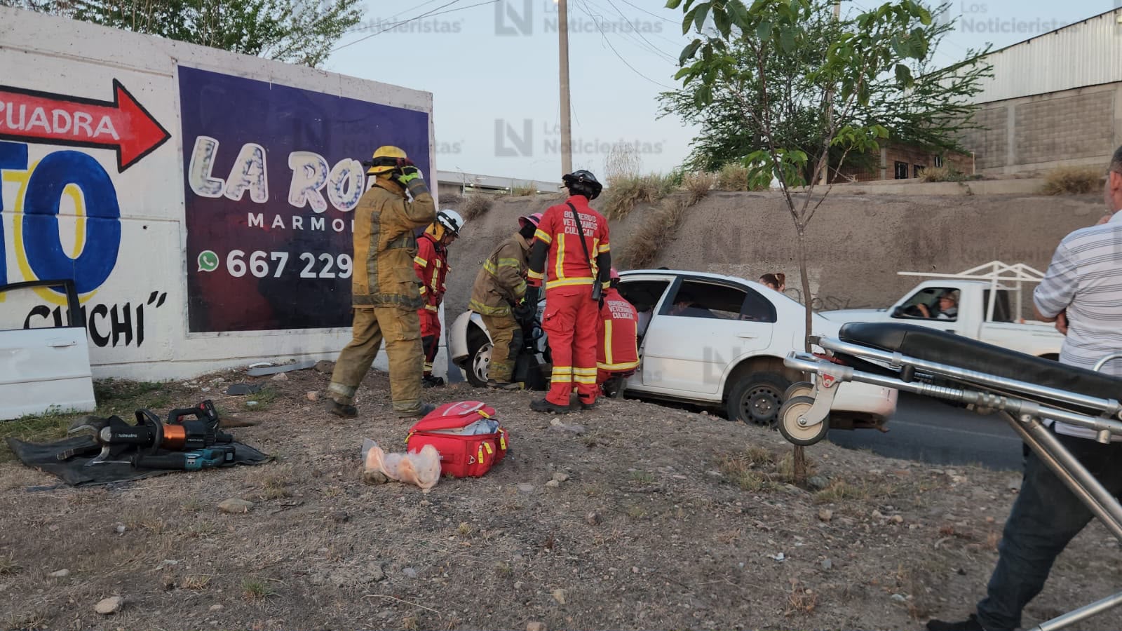 Bomberos rescatando a mujer prensada en vehículo