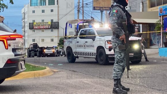 Persecución a balazos y choque deja delincuentes detenidos en la colonia Universitarios de Culiacán, Sinaloa