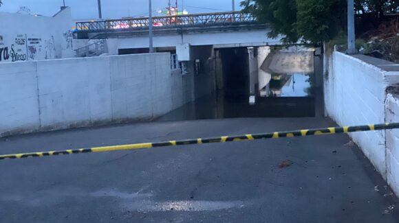 Paso desnivel de la avenida Reforma vuelve a inundarse tras intensas lluvias en Guasave; cierran la circulación