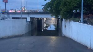Cierran circulación del paso desnivel de la avenida Reforma, en Guasave, por lluvias