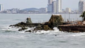 cierre de playa en mazatlan