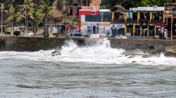 Cierran accesos a playas de Mazatlán, Sinaloa por fuerte oleaje; autoridades piden no ingresar al mar