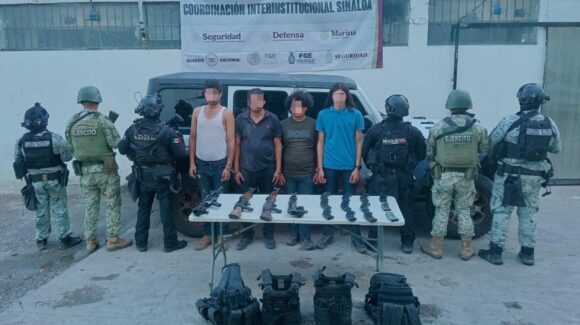 Persecución en El Recreo, en Mazatlán, termina con cuatro detenidos; les aseguran fusiles AK-47, una M4 y equipo táctico