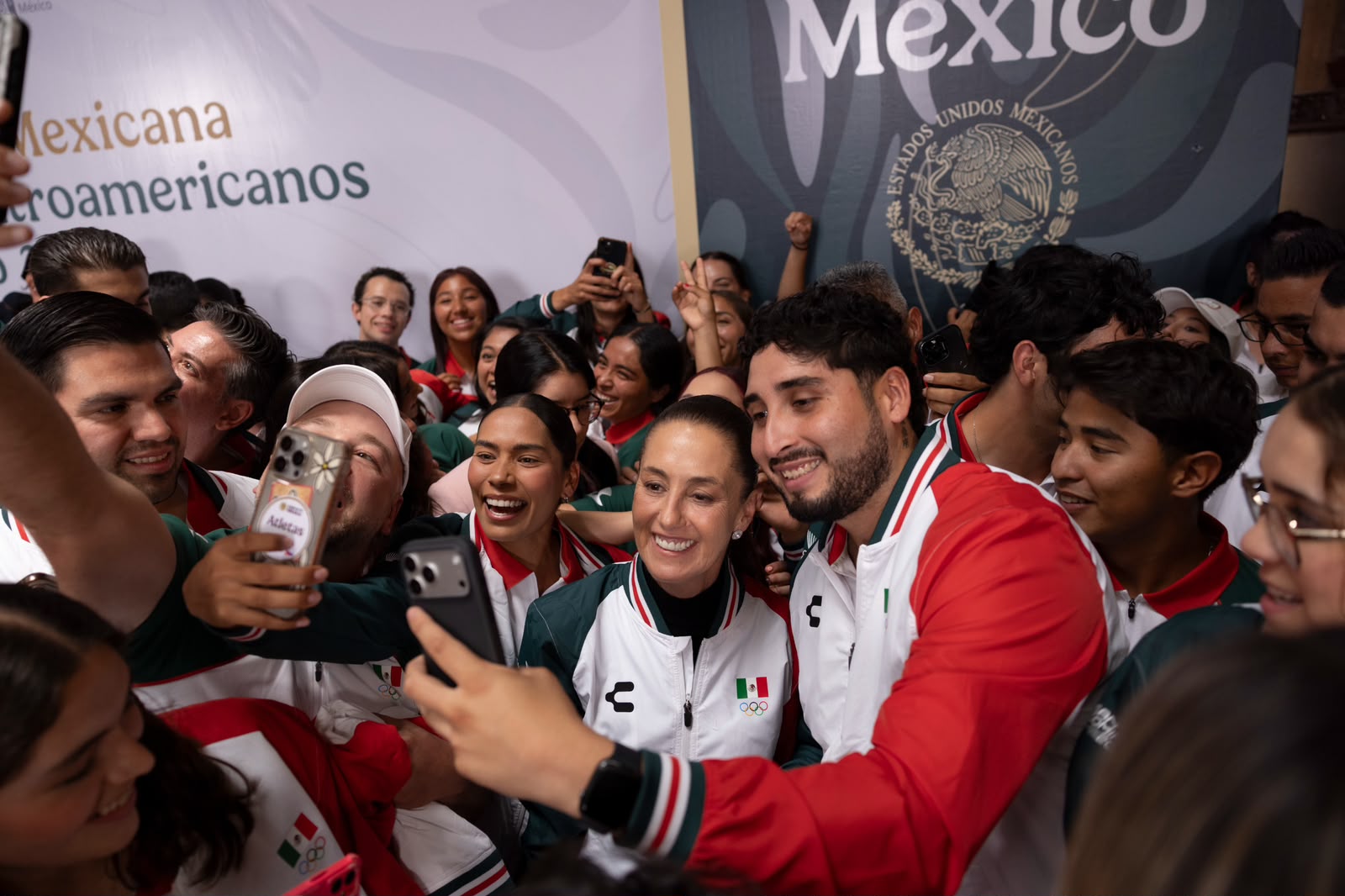Claudia Sheinbaum con la delegación mexicana de deportistas