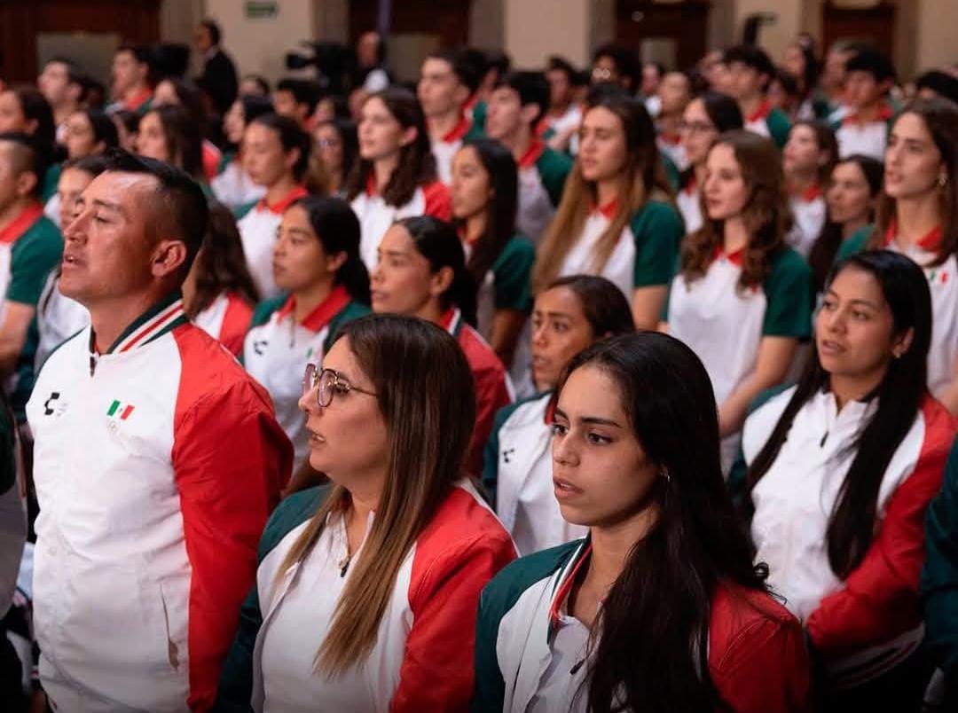 Claudia Sheinbaum con la delegación mexicana de deportistas