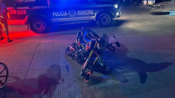 Joven motociclista resulta lesionado tras chocar contra objeto fijo en la colonia Makarenko de Guasave, Sinaloa