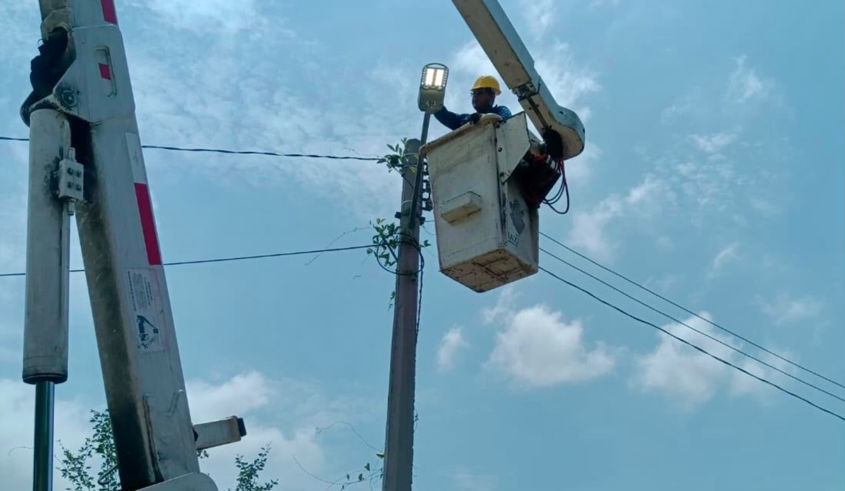 Ayuntamiento de Mazatlán instala luminarias LED en zona rural