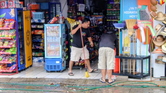 “Nunca había subido tanto el agua”: comerciantes de Mazatlán reportan inundación histórica tras las lluvias de este miércoles