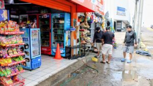 comerciantes de mazatlan reportan inundacion historica tras las lluvias de este miercoles lugar