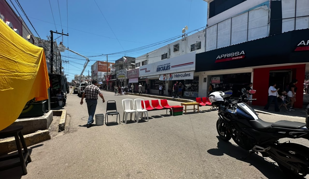 Comerciantes y vecinos del Centro de Mazatlán bloquean avenida por falta de luz