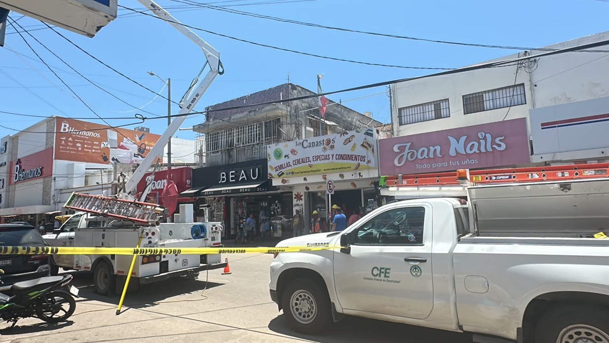 Comerciantes y vecinos del Centro de Mazatlán bloquean avenida por falta de luz