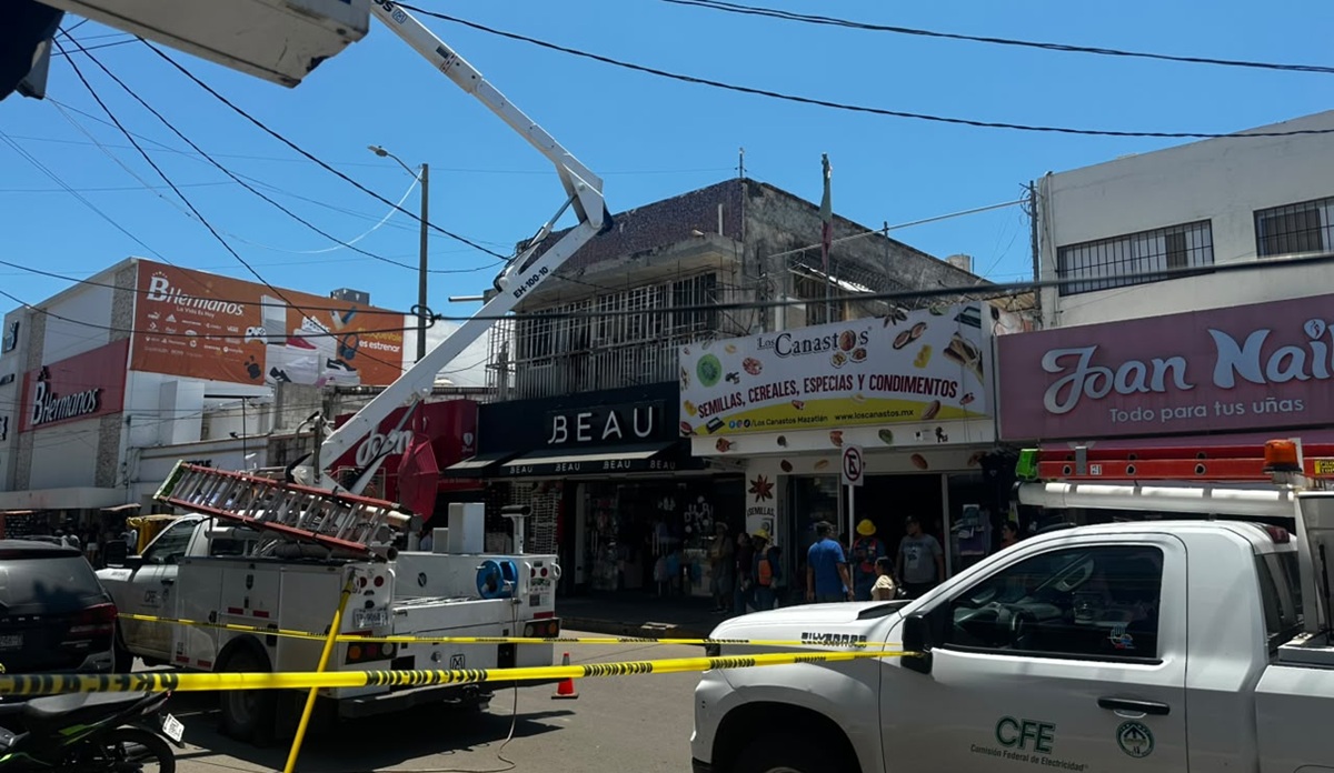 Comerciantes y vecinos del Centro de Mazatlán bloquean avenida por falta de luz