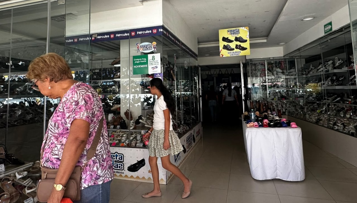 Comerciantes y vecinos del Centro de Mazatlán bloquean avenida por falta de luz