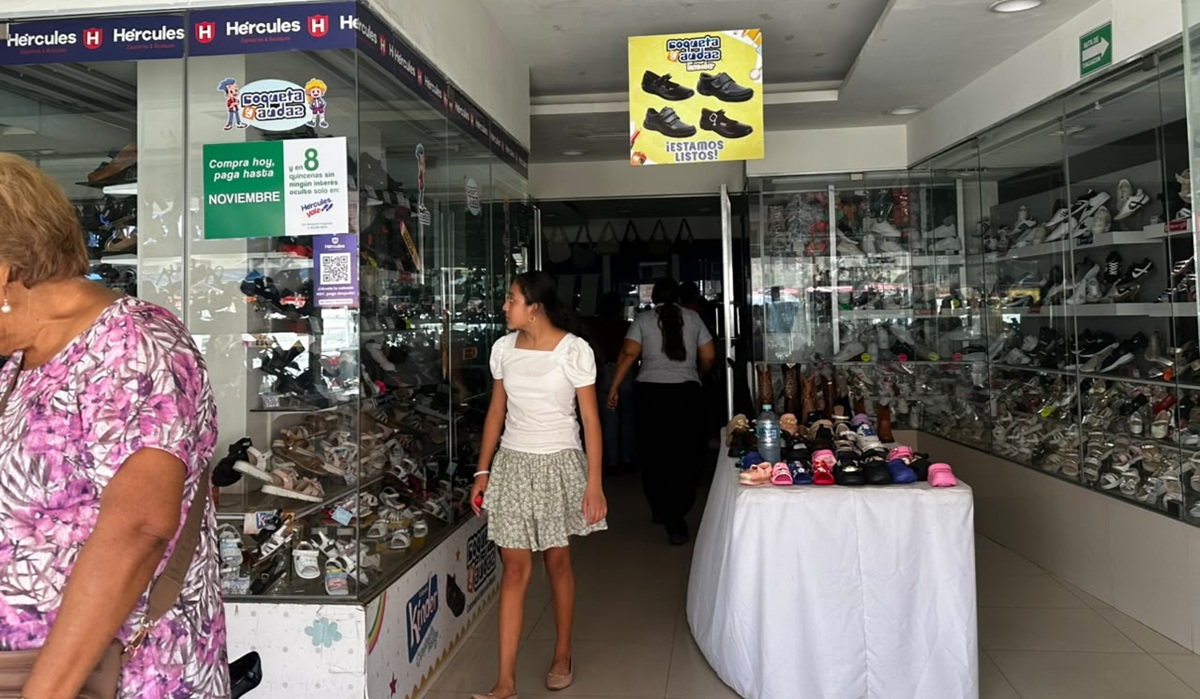 Comerciantes y vecinos del Centro de Mazatlán bloquean avenida por falta de luz