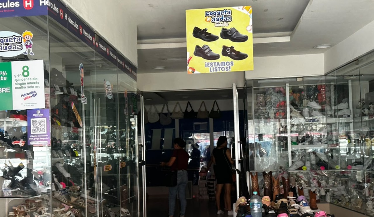 Comerciantes y vecinos del Centro de Mazatlán bloquean avenida por falta de luz
