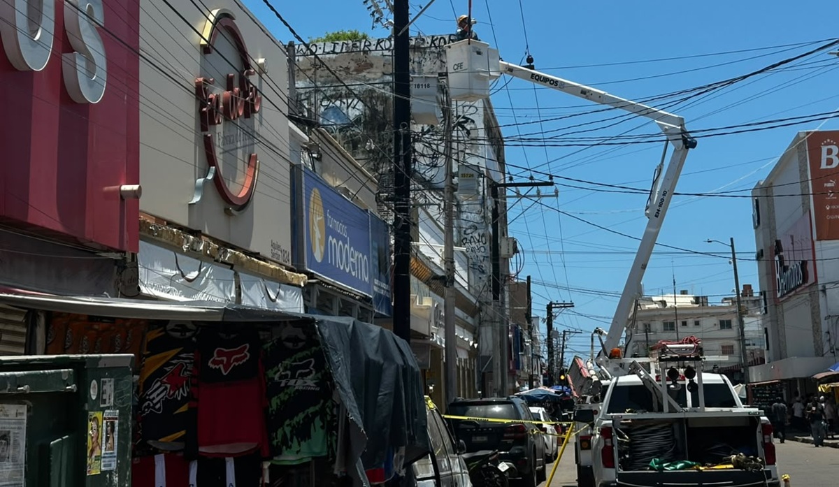Comerciantes y vecinos del Centro de Mazatlán bloquean avenida por falta de luz