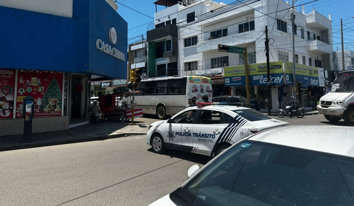 Comerciantes y vecinos del Centro de Mazatlán bloquean avenida por falta de luz
