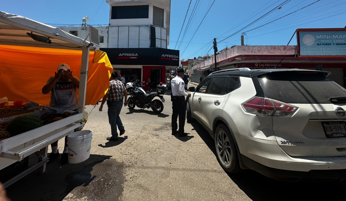 Comerciantes y vecinos del Centro de Mazatlán bloquean avenida por falta de luz