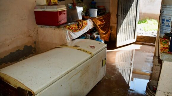 Lupita López recorre comunidades afectadas por las lluvias en Salvador Alvarado; promete apoyos a las familias