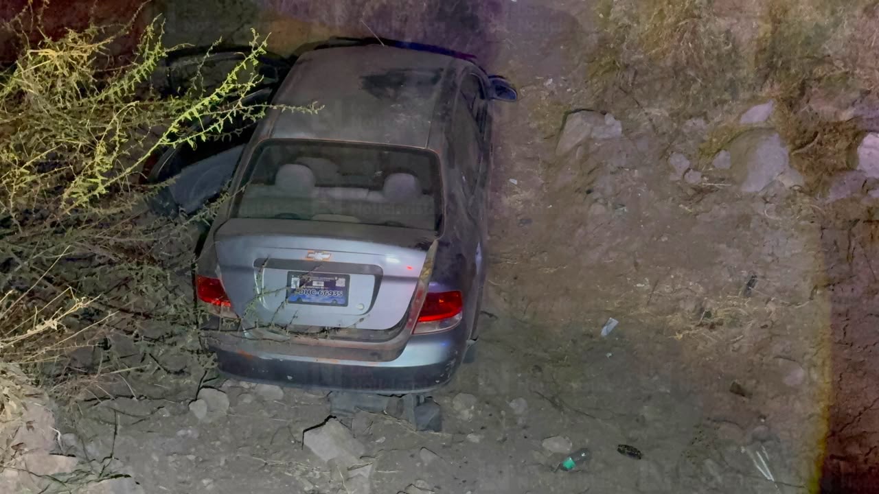 Conductor cae a canal en el ejido Flores Magón, en Ahome