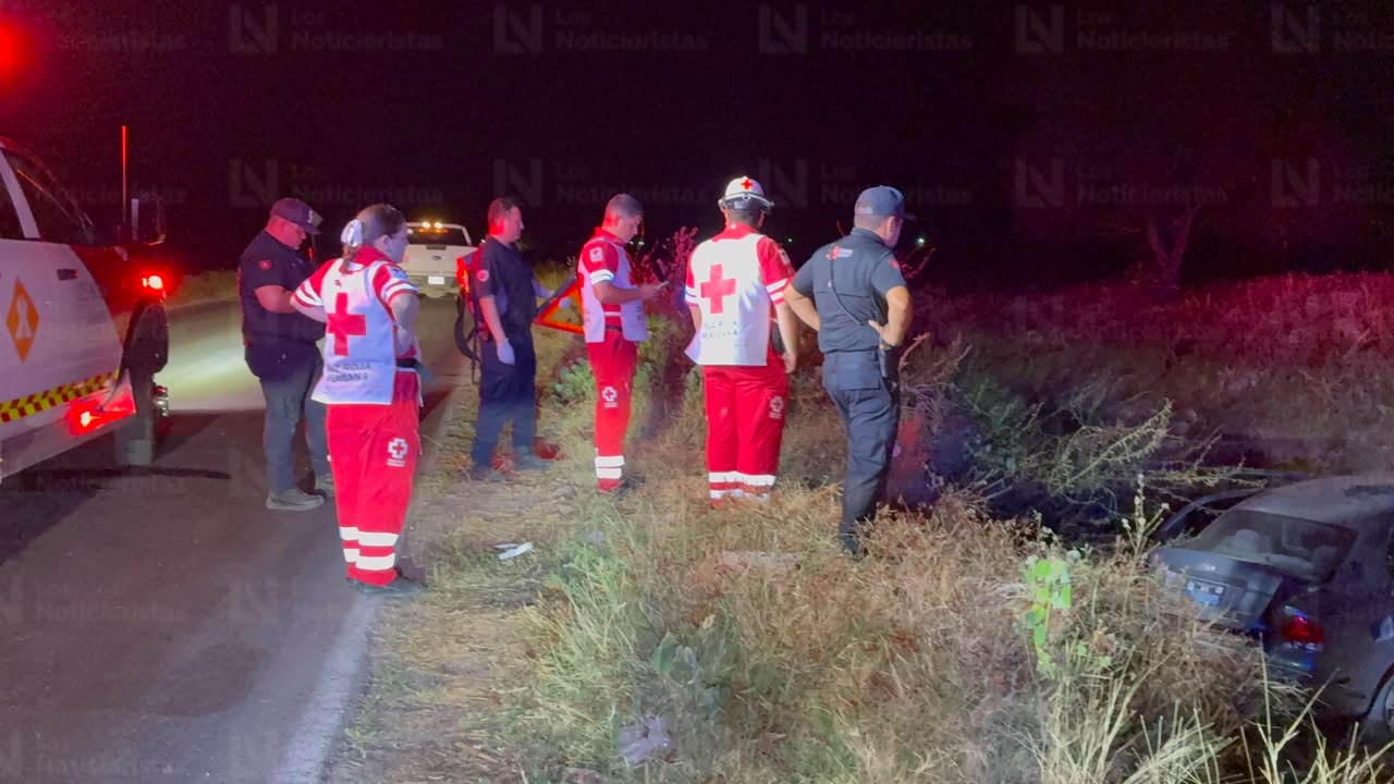 Conductor cae a canal en el ejido Flores Magón, en Ahome