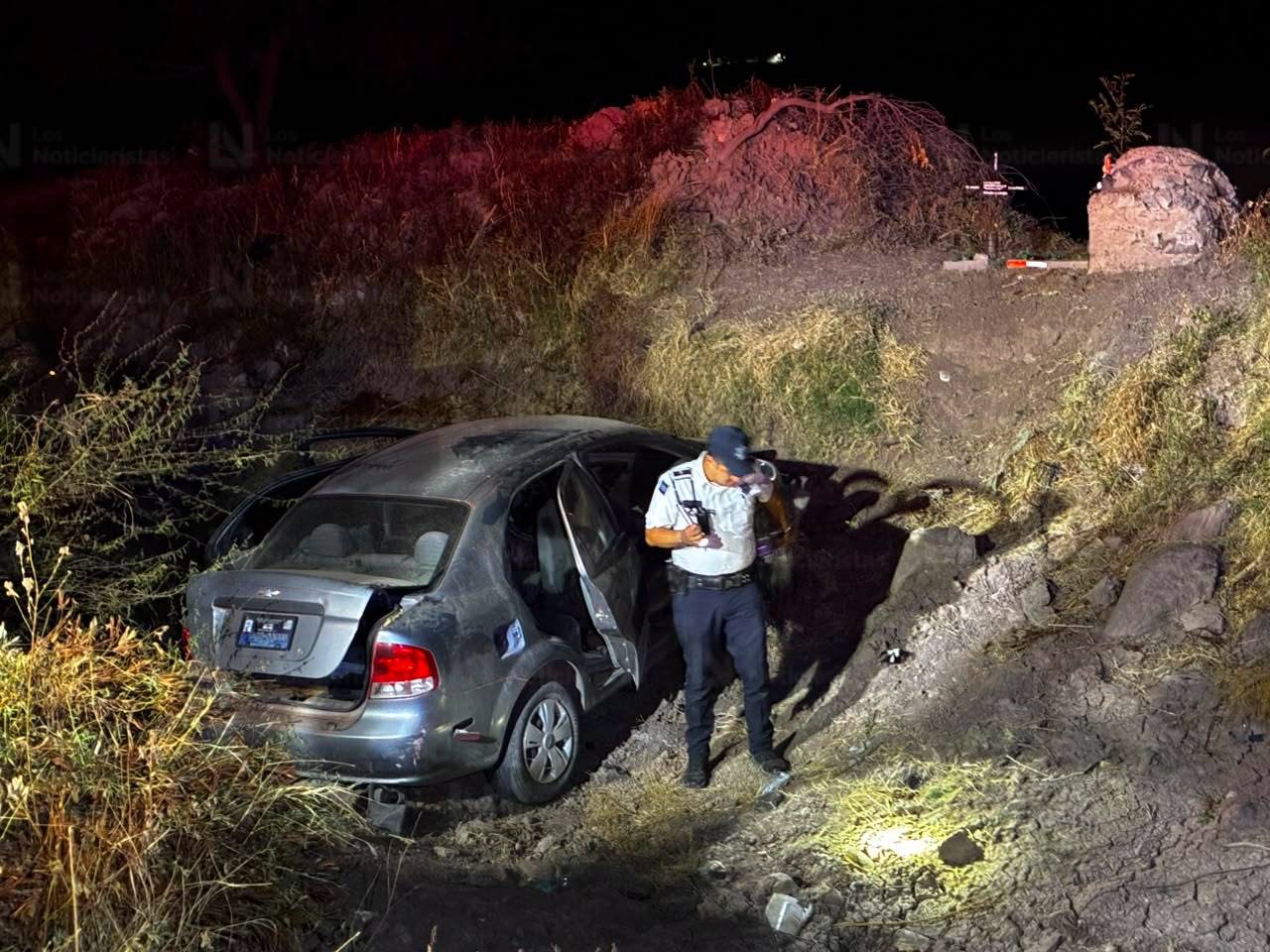 Conductor cae a canal en el ejido Flores Magón, en Ahome
