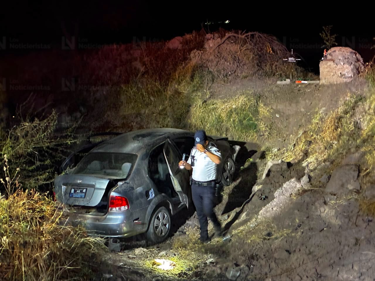 Conductor cae a canal en el ejido Flores Magón, en Ahome