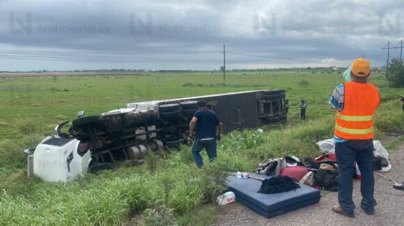 Conductor de tráiler se queda dormido y vuelca sobre la carretera Internacional México 15 en Guasave, Sinaloa