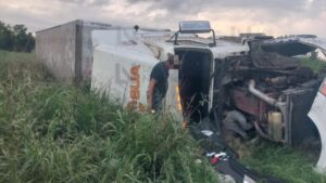 conductor de trailer vuelca en la internacional mexico 15 en guasave sin