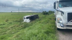 conductor de trailer vuelca en la internacional mexico 15 en guasave sinaloa