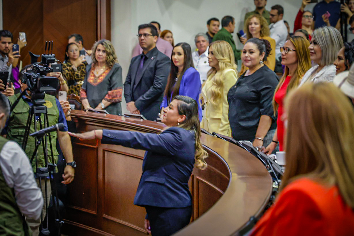 Mirna Lora rinde protesta como diputada en el Congreso de Sinaloa, asume vacante que dejó Tere Guerra