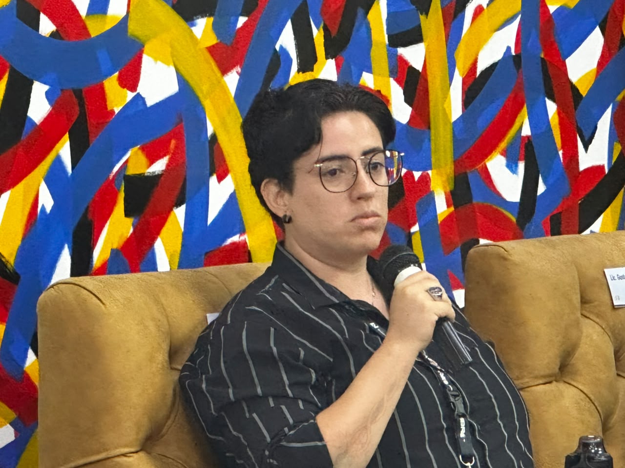 Yamne Hallal en el conversatorio "Pasos con orgullo" del Congreso del Estado