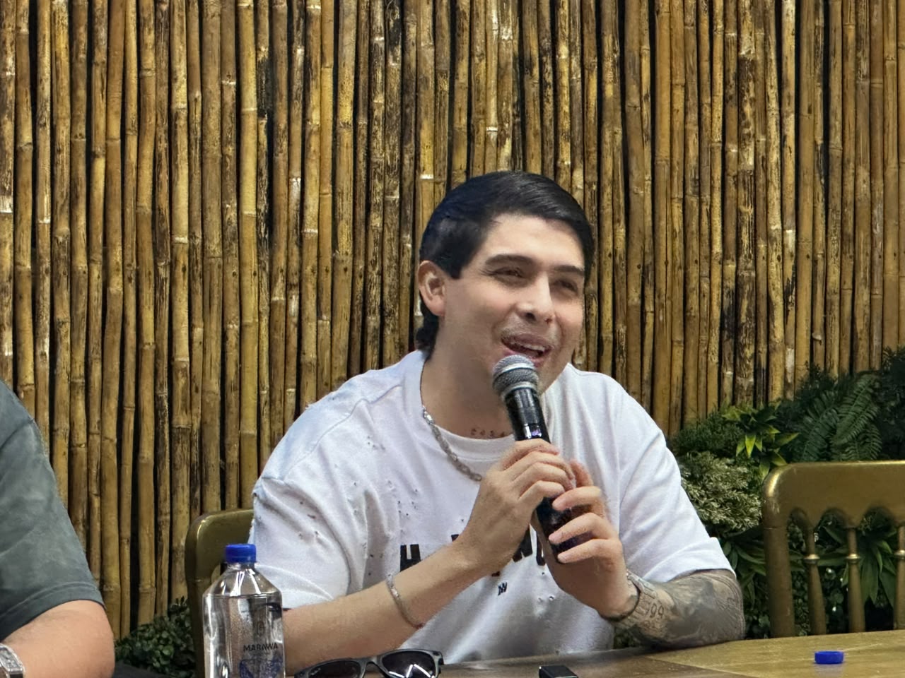 Cornelio Vega Jr. en conferencia de prensa en Mazatlán