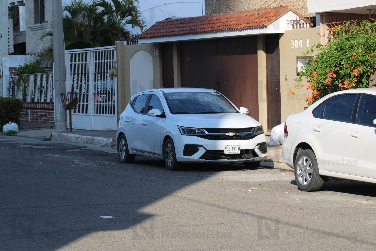 Abandonan vehículo con dos hombres sin vida en la colonia Ferrocarrilera en Mazatlán