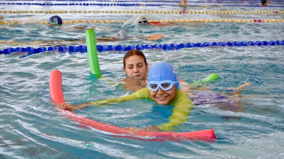 Más de 200 menores participan en curso de natación de verano en la alberca olímpica en Mazatlán, Sinaloa