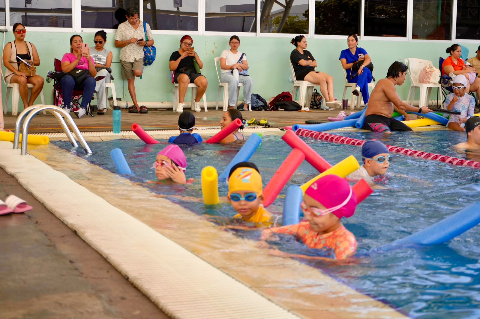 Cursos de natación en la alberca olímpica de Mazatlán