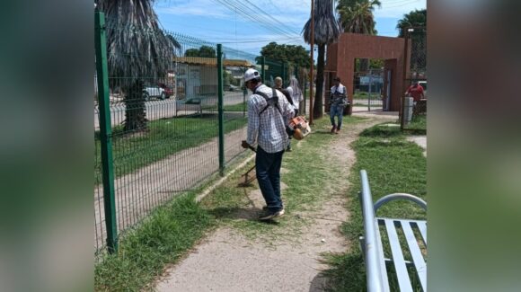 Iluminan y limpian canchas en parques y campos deportivos de Ahome, Sinaloa