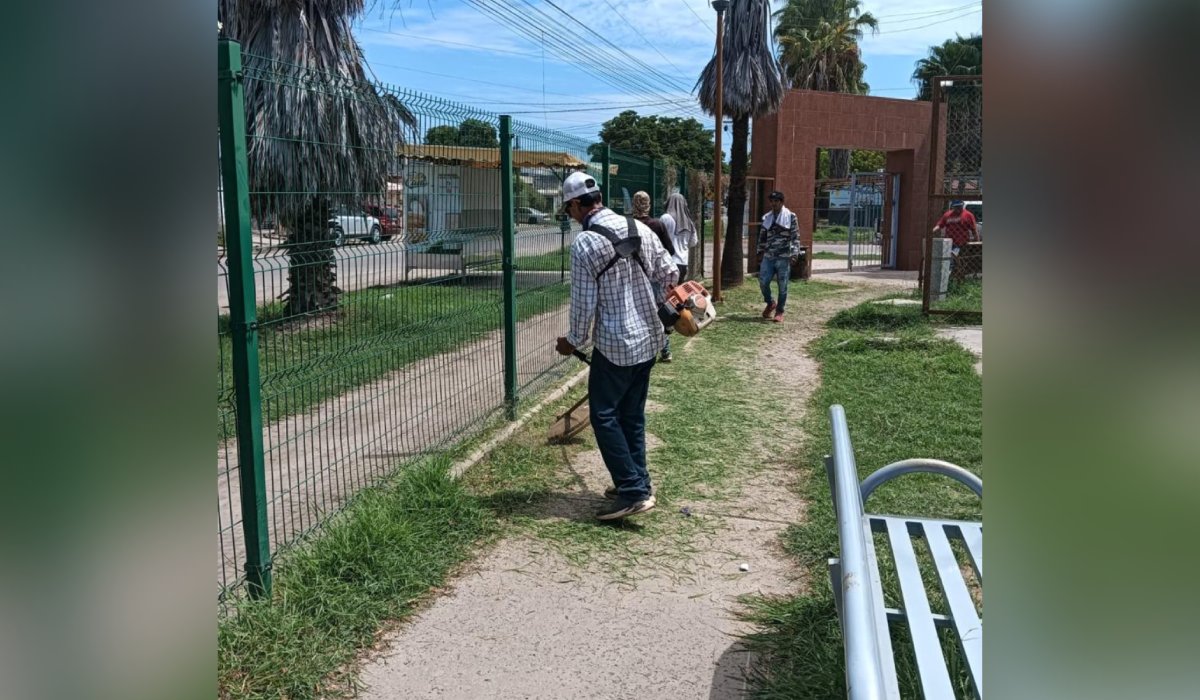 Dan mantenimiento a espacios deportivos en Ahome